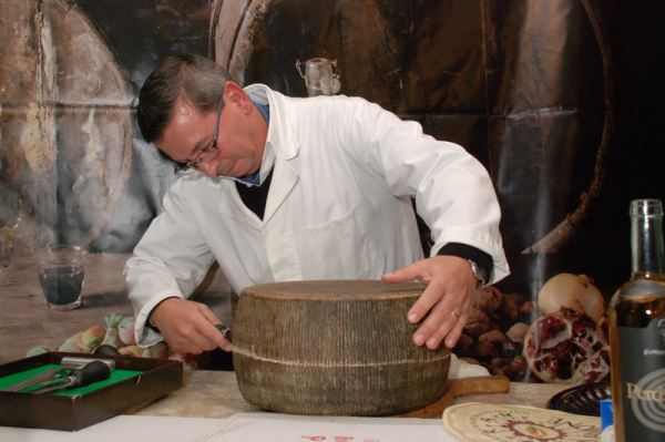 Giovanni Agostino Curreli con una forma di Gran Maimone