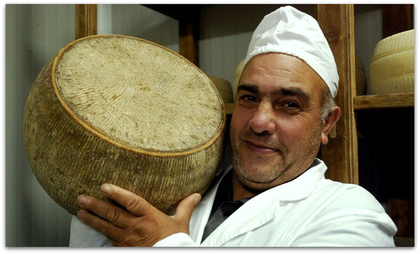Il casaro Erkìles con una forma di pecorino stagionato